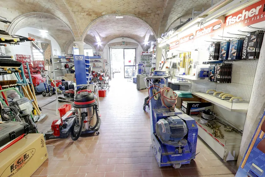 Reparto aspiratori e accessori nello showroom