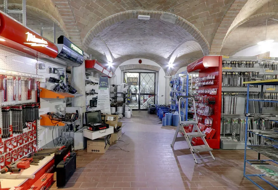 Corridoio centrale del negozio con utensili professionali